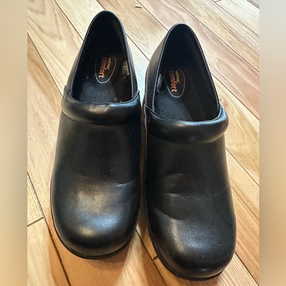 2 pairs Safe t step shoes in a clog, womens size 7 brown and size 7 1/2 black - Picture 5 of 8